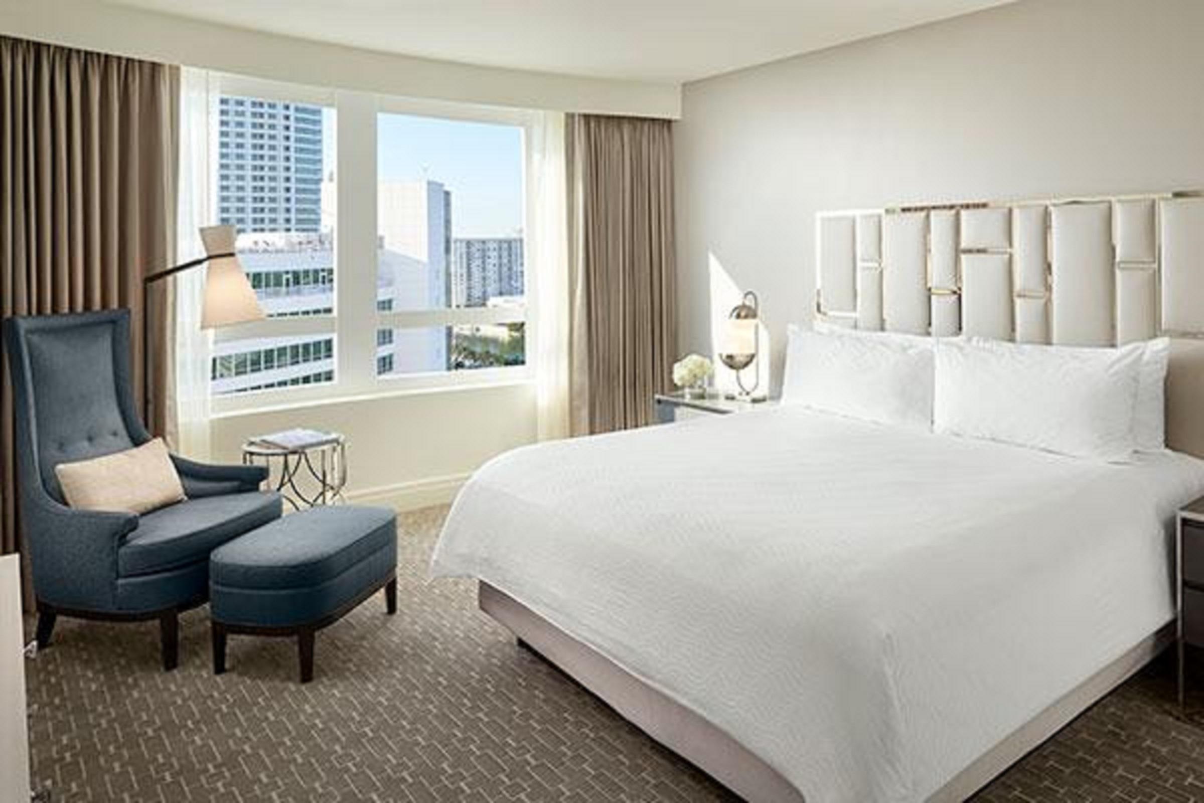 Fontainebleau Miami Beach Exterior photo A bedroom at the Four Seasons Hotel Miami