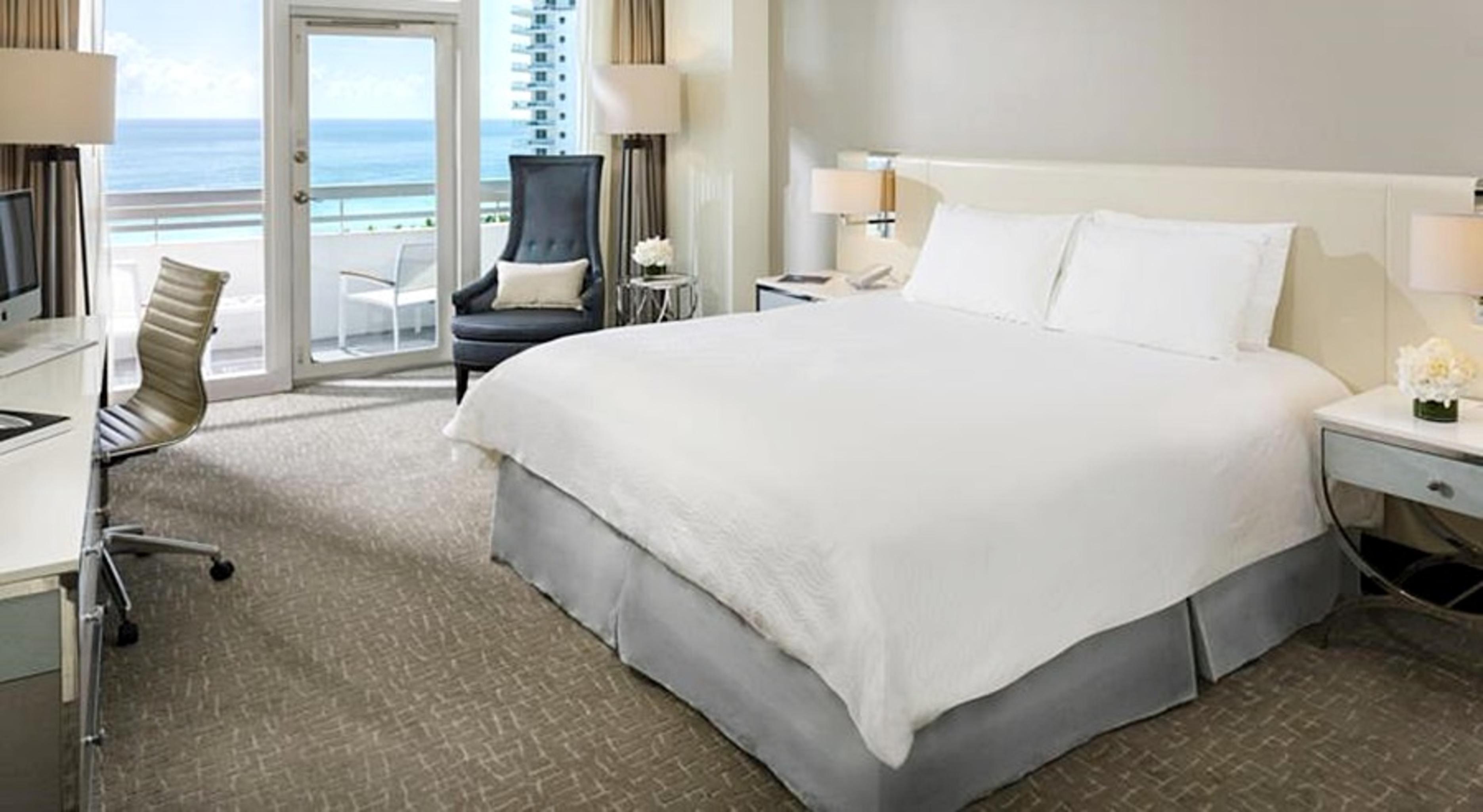 Fontainebleau Miami Beach Room photo A guest room at The Ivy Hotel