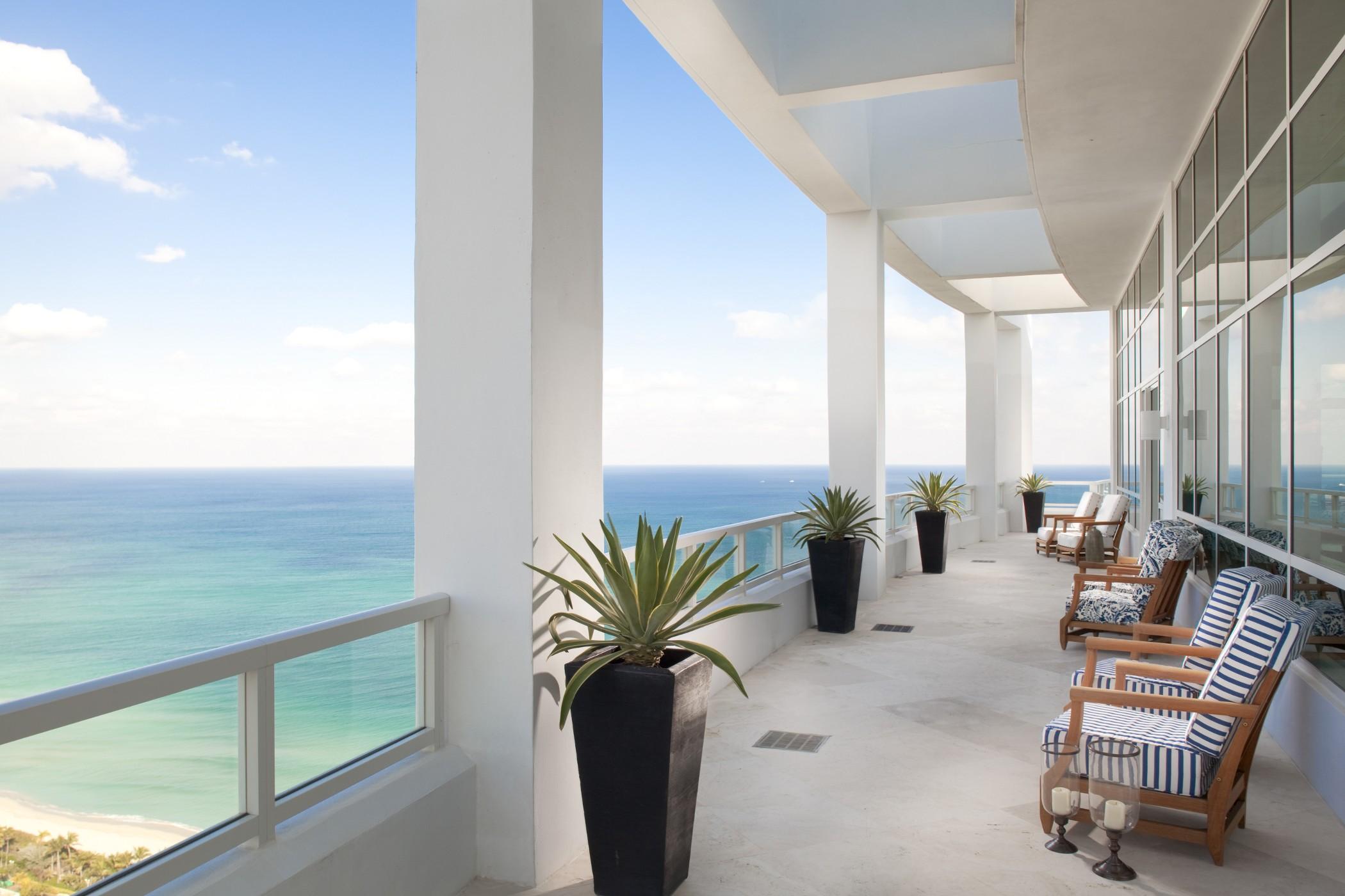 Fontainebleau Miami Beach Exterior photo Balcony