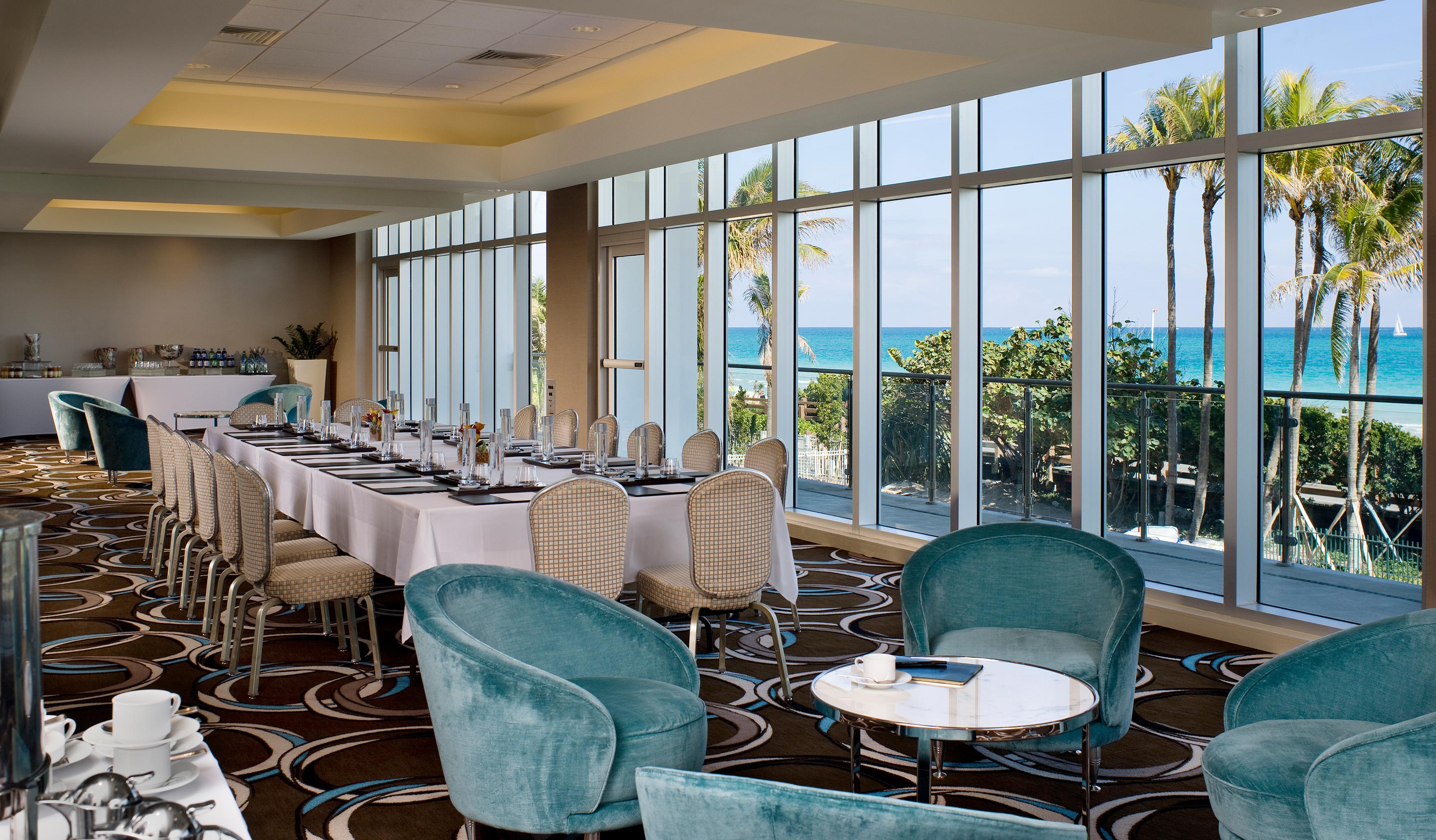 Fontainebleau Miami Beach Exterior photo The Beach Club