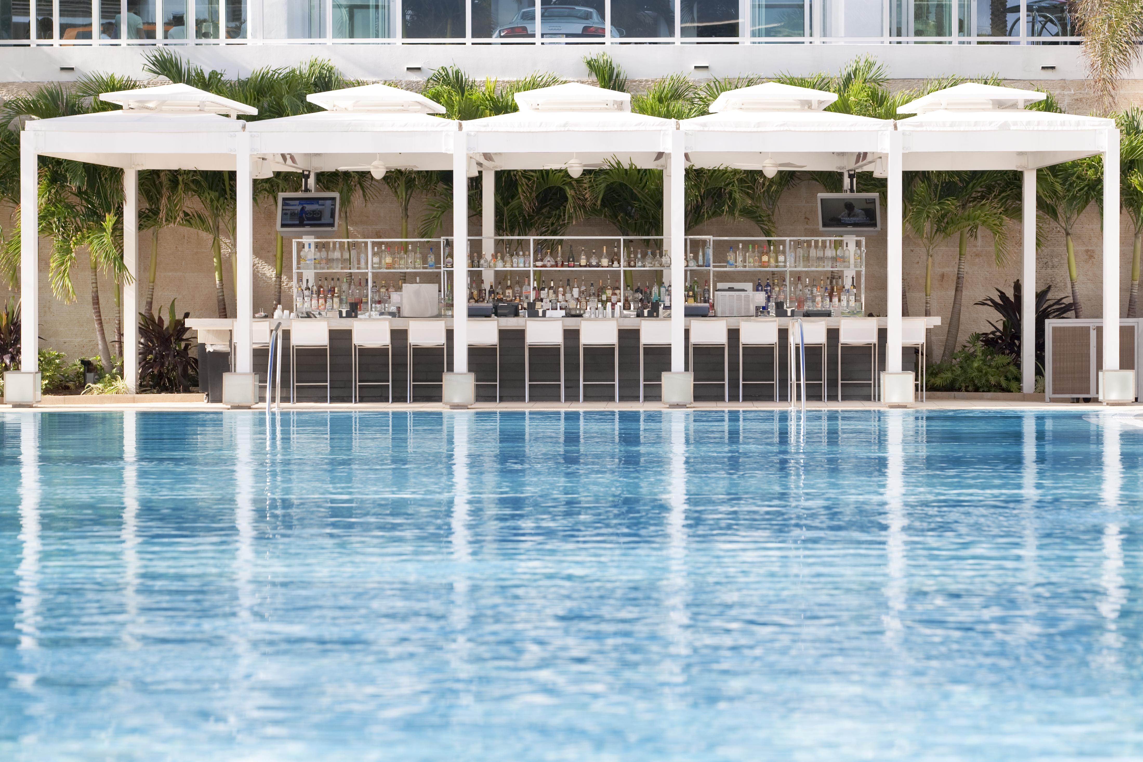 Fontainebleau Miami Beach Exterior photo The swimming pool at the hotel