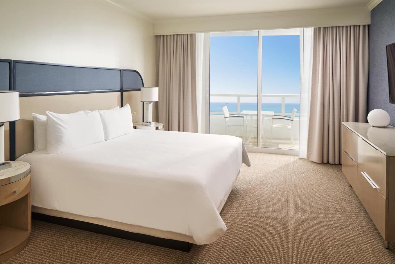 Fontainebleau Miami Beach Exterior photo A bedroom at the Atlantis Paradise Island