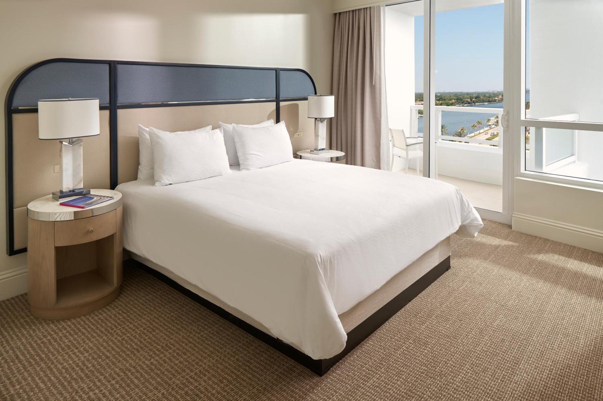 Fontainebleau Miami Beach Exterior photo A bedroom at the Hilton San Diego Bayfront