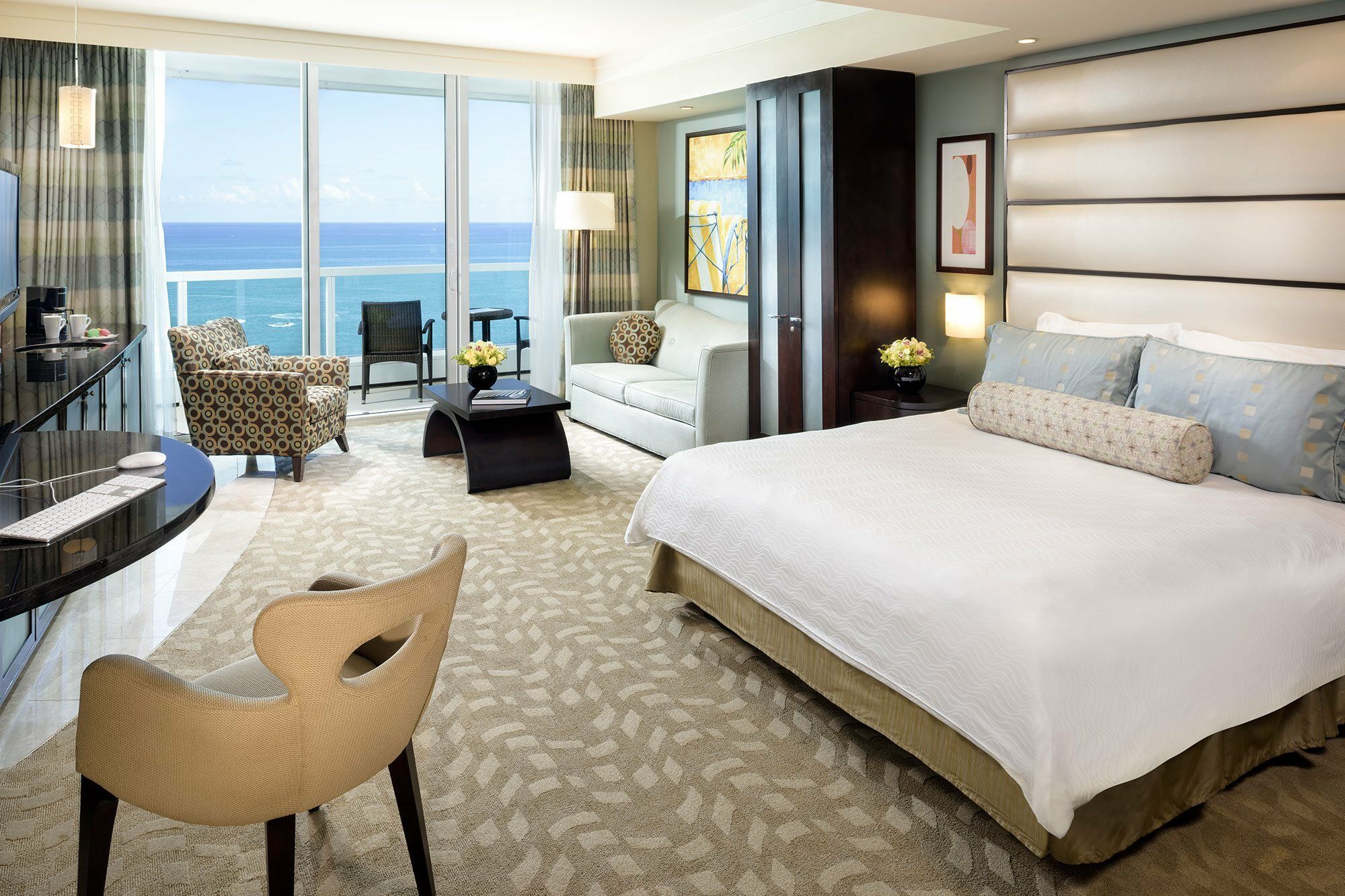 Fontainebleau Miami Beach Exterior photo A guest room at The Atlantis